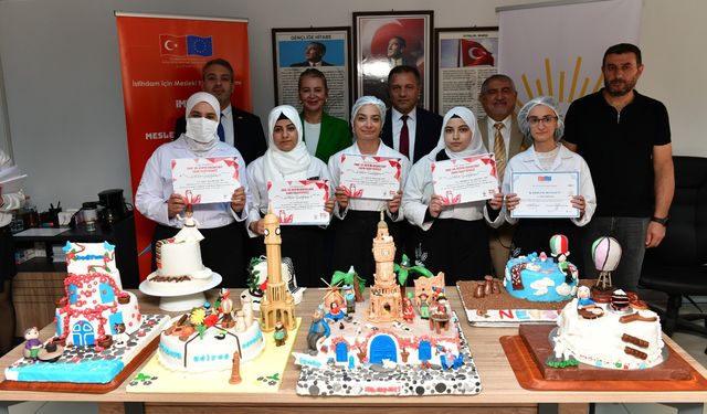 Çiğli’de istihdama tatlı dokunuş: İlk mezunlar sertifikalarını aldı