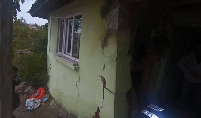 Uşak'ta yıldırım düşen evde hasar oluştu