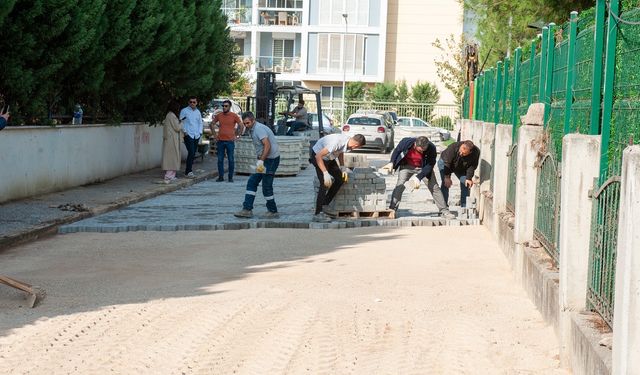Karşıyaka’da okul çevrelerinde yol bakım çalışması