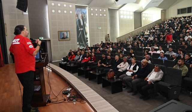 Karabağlar'dan belediye çalışanlarına afet bilinçlendirme eğitimi