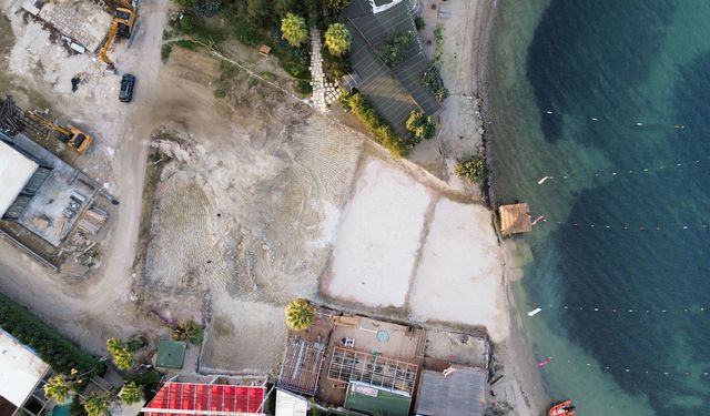 Alaçatı'da sahile ve denize beton!