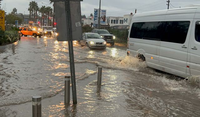 Bodrum'da sağanak: 1 evi su bastı, yollar göle döndü