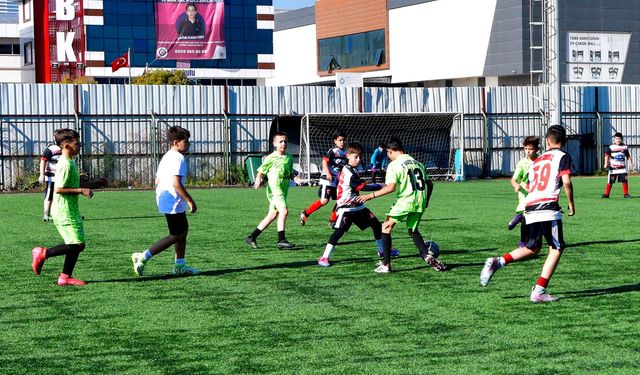 Bornovalı minikler 10 Kasım anısına mücadele etti