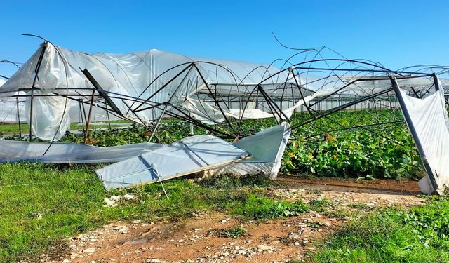 Antalya'da hortum seraları dağıttı