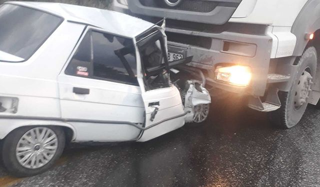 Otomobil ile kamyon kafa kafaya çarpıştı: Yaşlı adamın acı sonu!