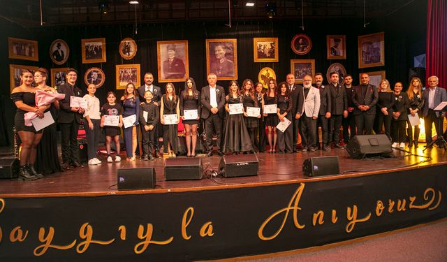 Güzelbahçeli gençler şarkıları Atatürk için söyledi!