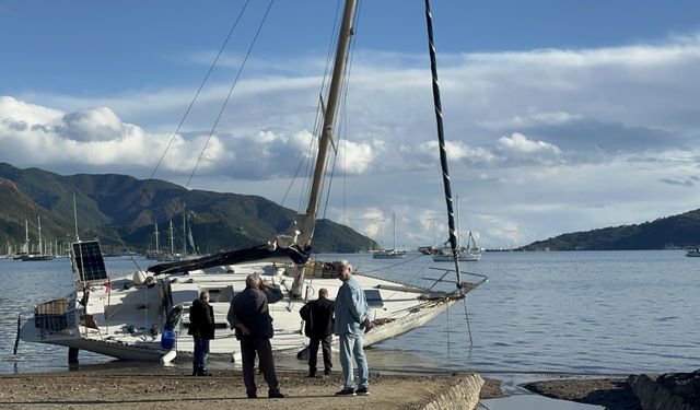 Sağanak ve fırtına sonrası karaya tekneler vurdu
