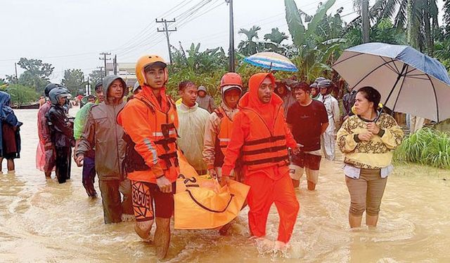Güney Asya’yı sel vurdu: 535 ölü