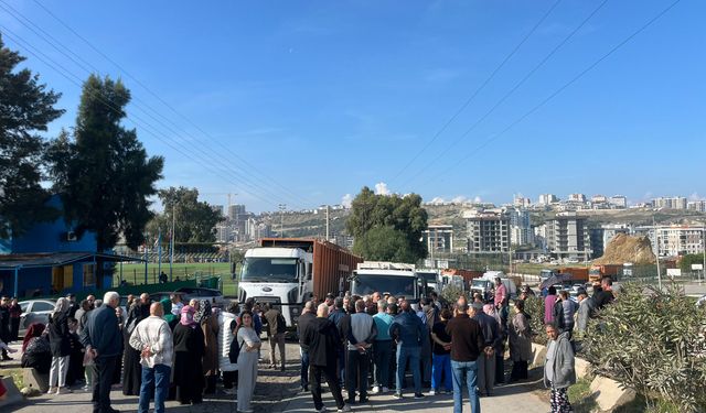 Çiğli-Büyükşehir kapıştı, çöp kamyonları konvoy oldu: Harmandalı'da halk sokakta!