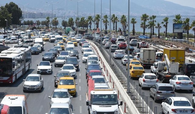 İzmir trafiği artıyor… Giren çok, hurdaya çıkan yok!