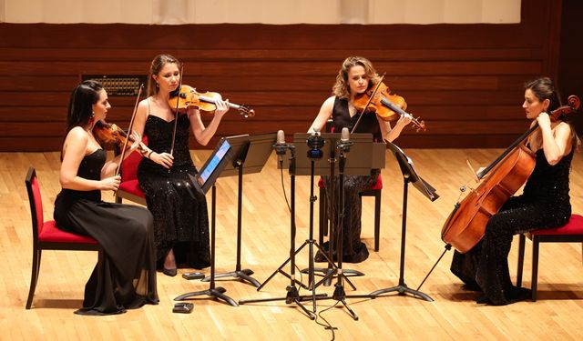 Türk bestecilerinin eserleri ayakta alkışlandı