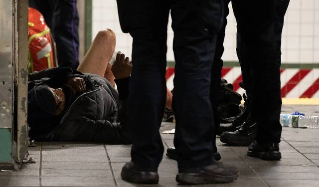 Metroda dehşet: Evsiz adam ateşe verildi!