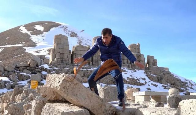 Türkücü tarihi eser üzerinde bağlamasını parçaladı: İnceleme başlatıldı