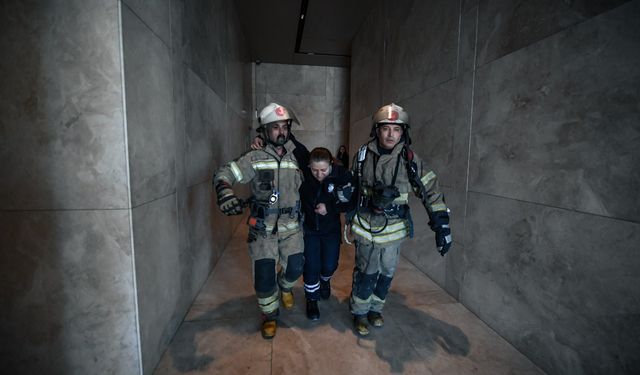 İzmir İtfaiyesi'nden nefes kesen tatbikat