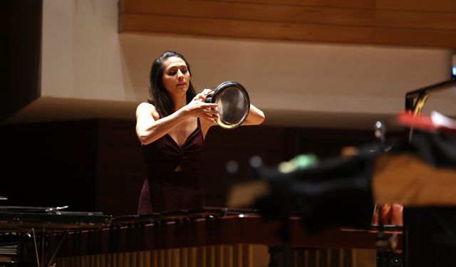 İzmir Devlet Senfoni Orkestrası’na tencere ve tava ile eşlik etti