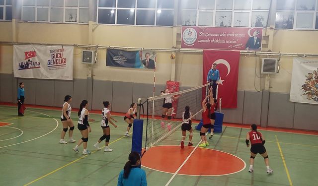 Çiğli’nin voleybol takımları ligde zirvede