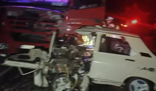 TIR ile otomobil kafa kafaya çarpıştı: 1 ölü, 1 yaralı
