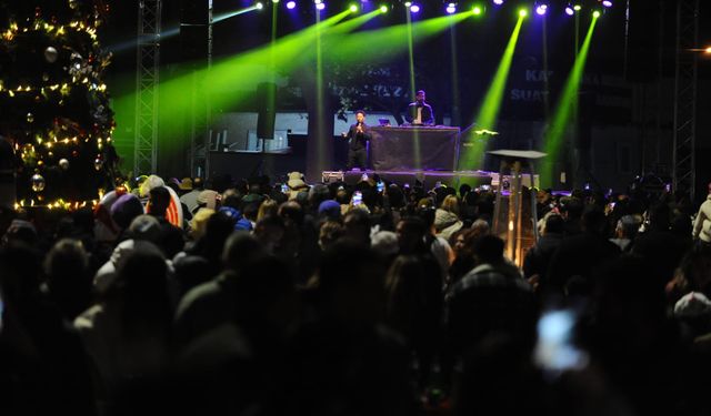 Karşıyaka Yeni Yıl Festivali’nde Mansur Ark rüzgarı