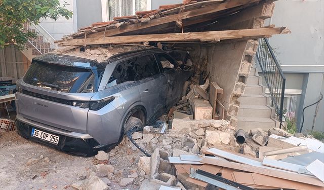 İzmir'de kömürlüğe giren otomobildeki karı koca yaralandı