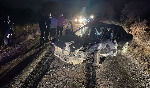 Uşak'ta traktörle çarpışan otomobildeki 3 kişi yaralandı