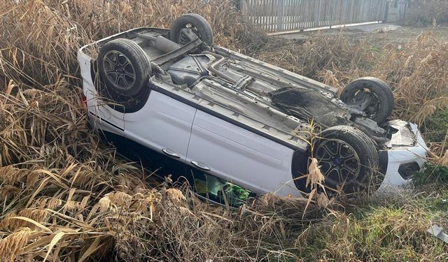 Devrilen otomobilin sürücüsü yaralandı!