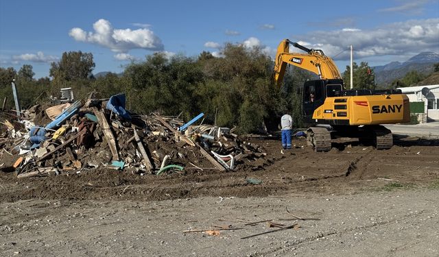 Fethiye'de imara aykırı yapılar yıkılıyor