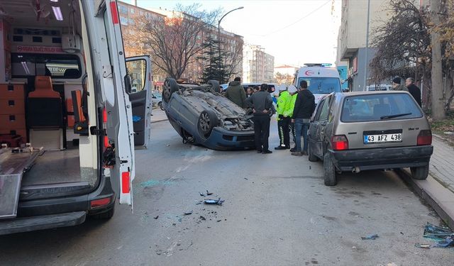 Park halindeki araçlara çarptı: 2 yaralı!
