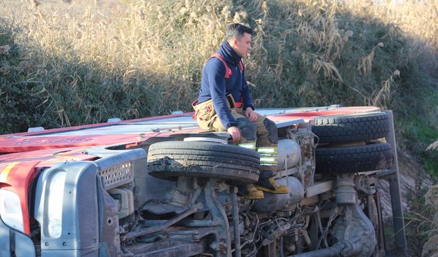 Manisa'da itfaiye aracı devrildi: 1 yaralı!