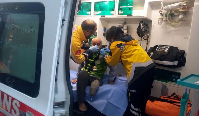 Çatı katında yangın: 3 kişi dumandan etkilendi!