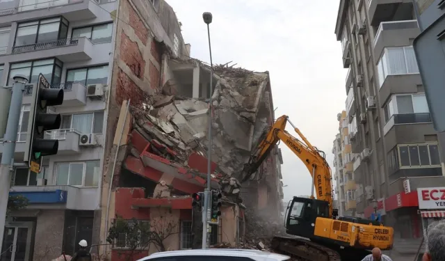 Balçova’da ruhsatsız yıkım iddiası… Vatandaşlardan belediyeye tepki!