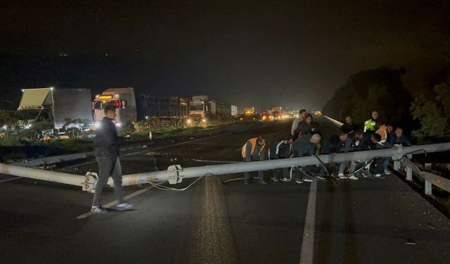 Açık TIR dorsesi hız tespit sistemi direğine indirdi!