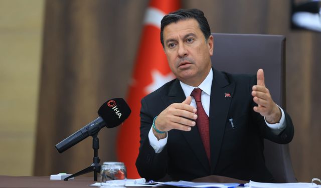 İzmir'deki turizm zirvesinde hedef bakanlık: "Nemalanmayacakları hiçbir şeye okey demiyorlar"