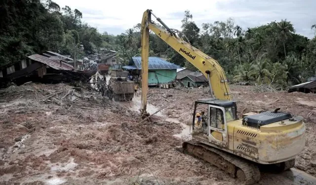 Endonezya'da sel ve toprak kayması: 442 can kaybı!