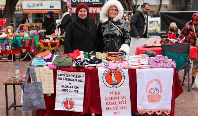 Buca’da yeni yıl pazarına büyük ilgi