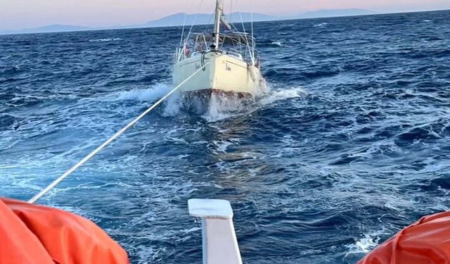 Ege'de sürüklenen tekne kurtarıldı