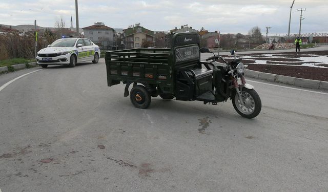 Elektrikli motosiklet devrildi: 4 yaralı