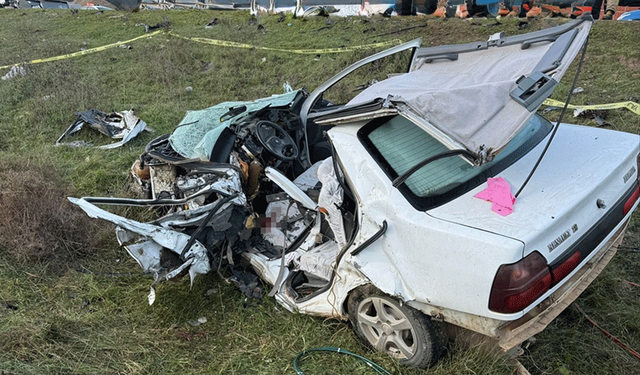 Kağıt gibi ezildi... Korkunç kazada 1 can kaybı!