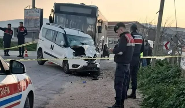 Belediye otobüsü araca çarptı... Feci kazada 1 can kaybı!