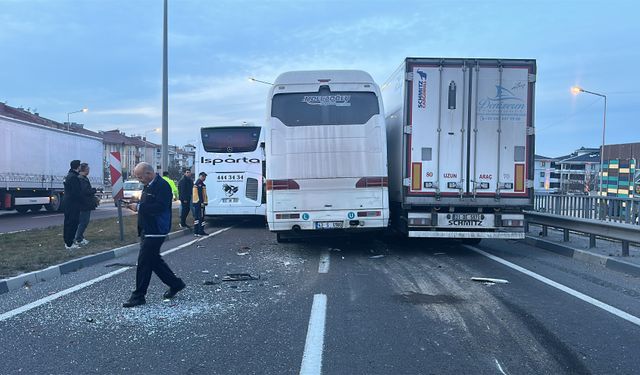 İşçi servisiyle TIR çarpıştı... 3 yaralı