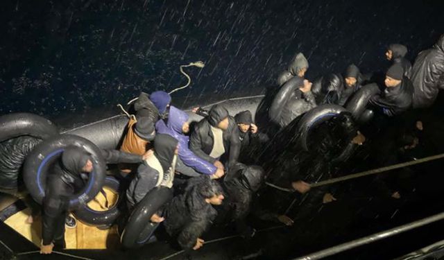 Lastik botta sürüklenen göçmenler kurtarıldı