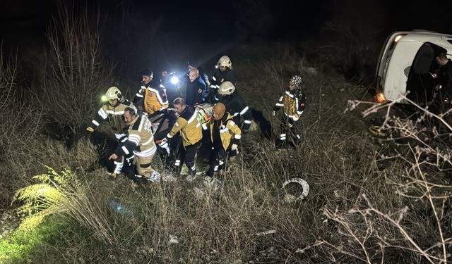 Otomobil şarampole uçtu... Sürücü içinde sıkıştı