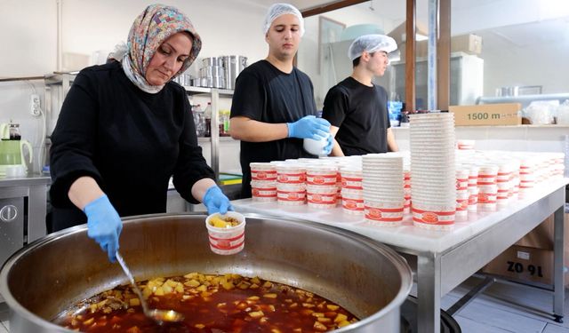 Seferihisar'da her gün 250 vatandaşa sıcak yemek