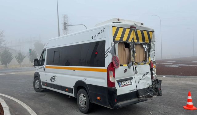 Faciadan dönüldü: TIR öğrenci servisine çarptı!