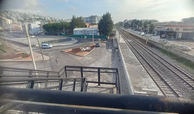 Çiğlili muhtar açıkladı: İZBAN durağı kaderine terk edildi!