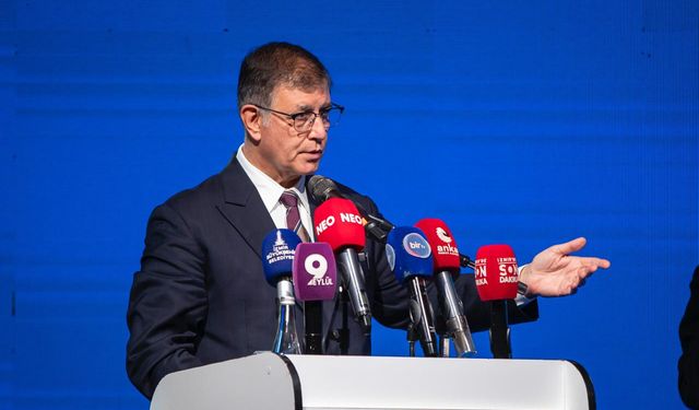 Başkan Tugay AK Partili Kaya’yı hedef aldı… Elinde bardakla olmaz, şehre bir gram hizmet etmedin!