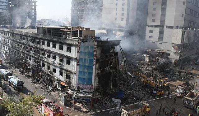 Pakistan'da alışveriş merkezinde yangın: Ölü sayısı 71'e yükseldi