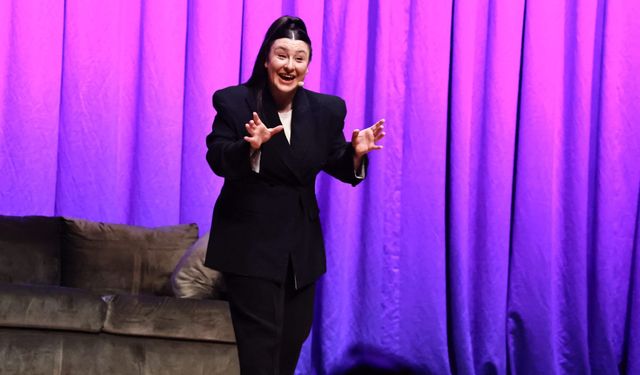 Yasemin Sakallıoğlu, İzmirlileri kahkahaya boğdu