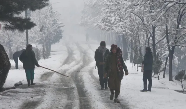 Kar ve yağmur felaket getirdi: Onlarca ölü var