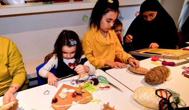 Bornova’da minik eller tezgâh başında