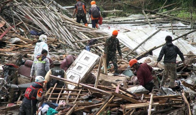 Endonezya'da toprak kayması: 10 ölü